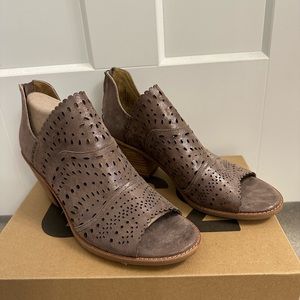 BRAND NEW! Never worn 9.5 SOFFT open toe heeled shoes